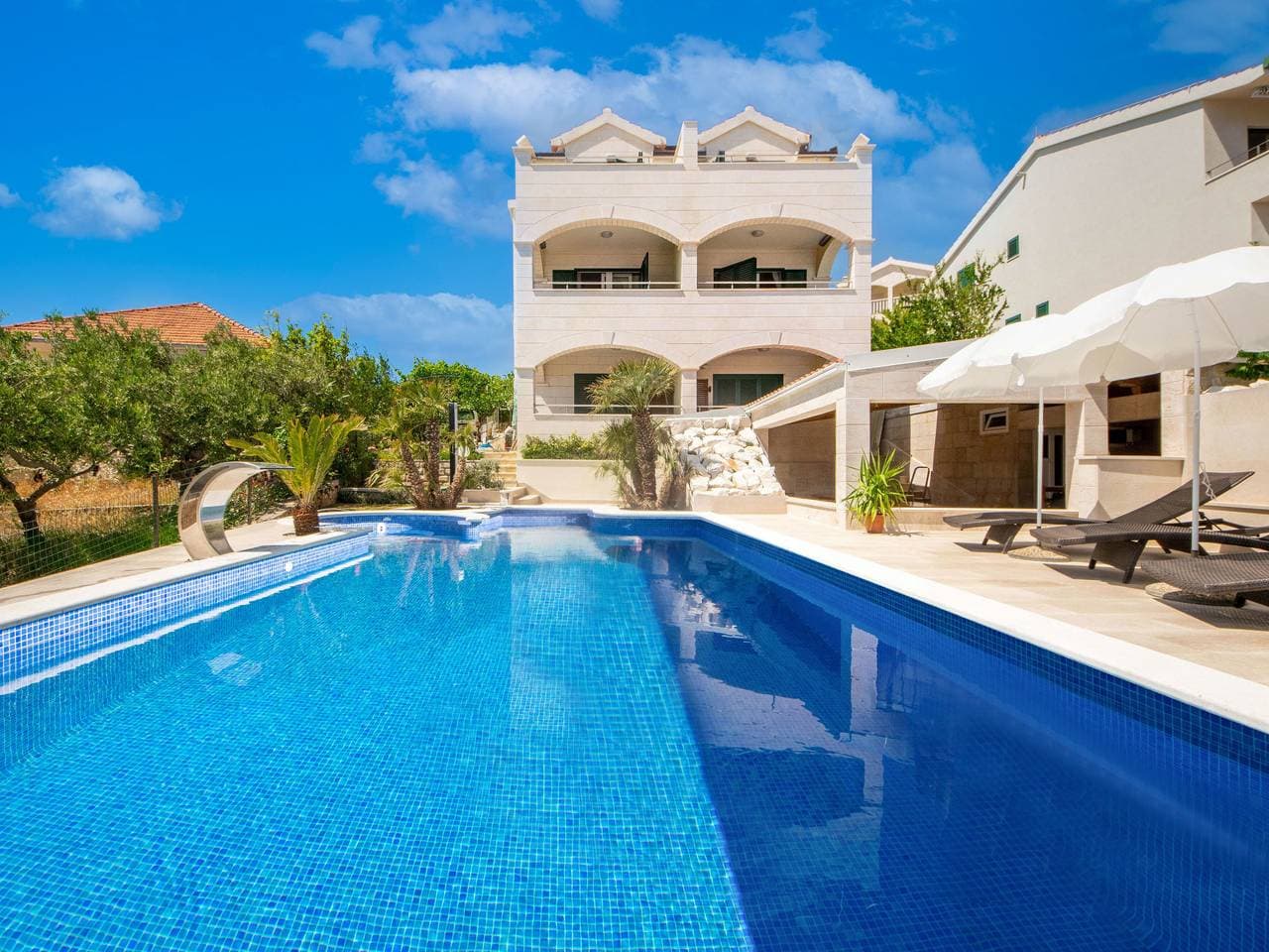 Okrug Gornji (Čiovo), 6 km von Trogir: Schönes Mehrfamilienhaus Villa Andjelka 1