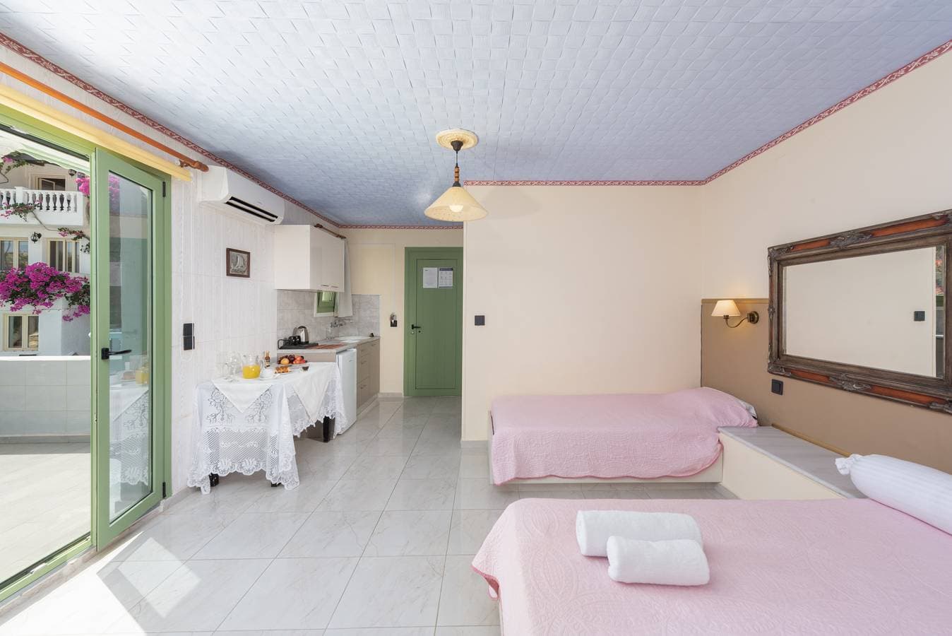 Foto 9 von 17: Herrlicher Blick schönes Doppelzimmer mit Gemeinschaftspool und Ac