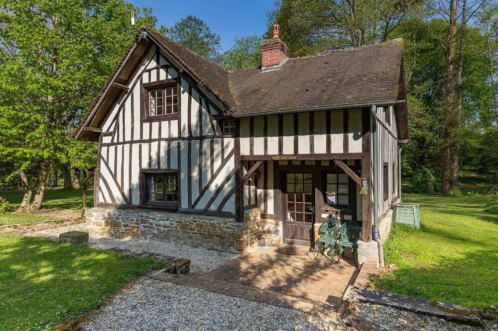 Cottage with shared swimming pool, hot tub, fishing, tennis, Uk TV and Wi-Fi 1