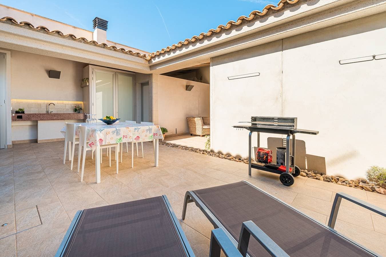 Foto 2 von 28: Ferienhaus nur wenige Meter vom Meer entfernt mit WLAN, Klimaanlage und Terrasse