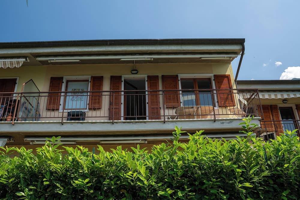 Foto 10 von 27: Traumhafter Balkon über dem See mit schönem Pool, Palmen und Olivenhain