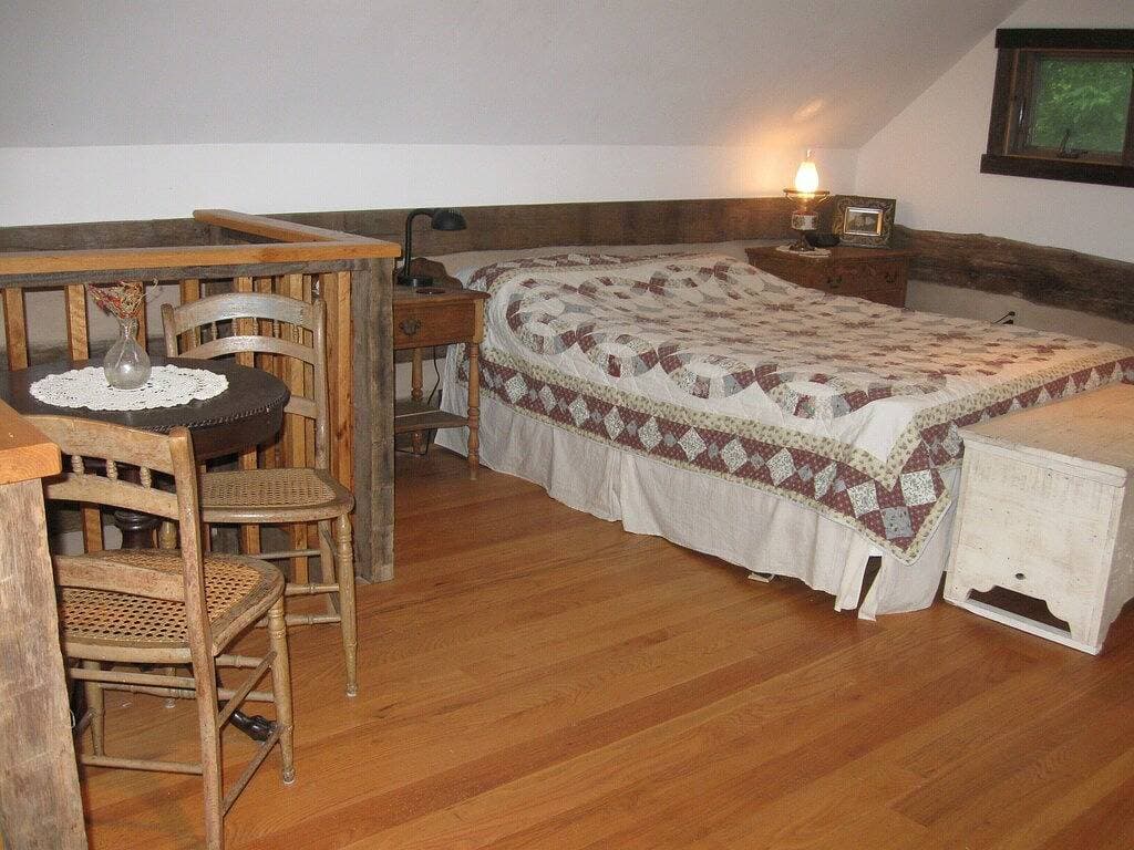 Foto 12 von 22: Tavern River Cabin, Historisch, Flussufer, Block, Hottub, Großer Steinkamin