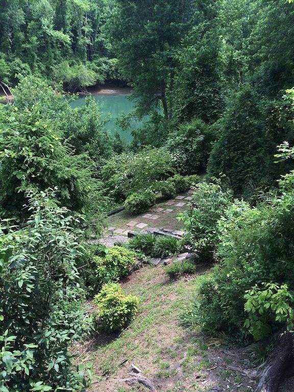 Foto 4 von 25: Kleines rotes Baumhaus auf dem kleinen roten Fluss auf 8 privaten Morgen mit großem Dock