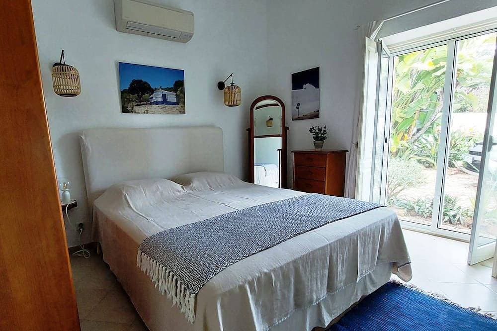 Foto 3 von 30: Haus am Hang, Meerblick, privater Pool, großer angelegter Garten