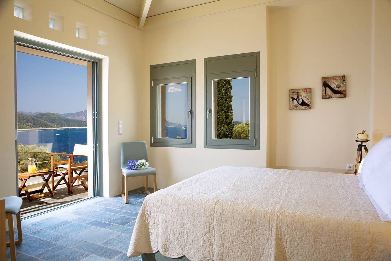 Foto 11 von 29: Stylish Contemporary Villa with Sea Views and Steps to the Water