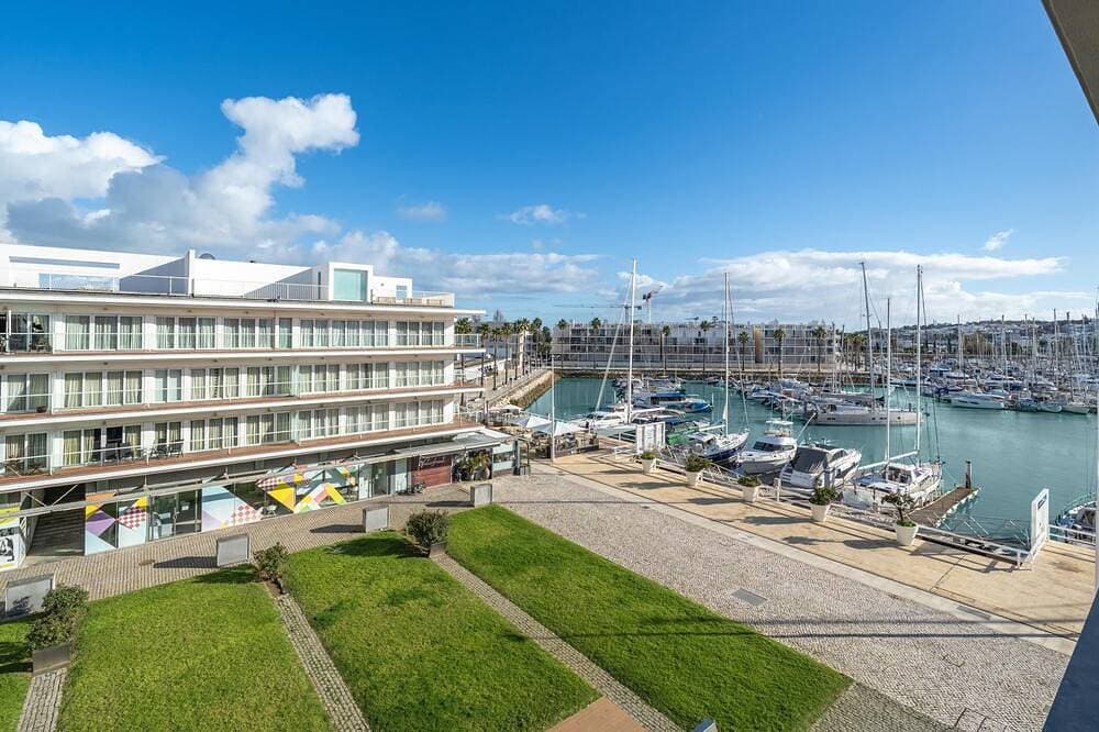 Top-floor marina apartment with classic charm 1