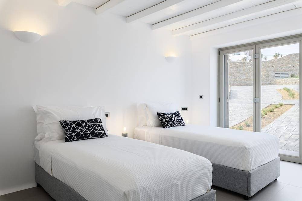 Foto 10 von 26: Cycladic Island Villa over Kalafatis Beach / Scenic views of Aegean Sea