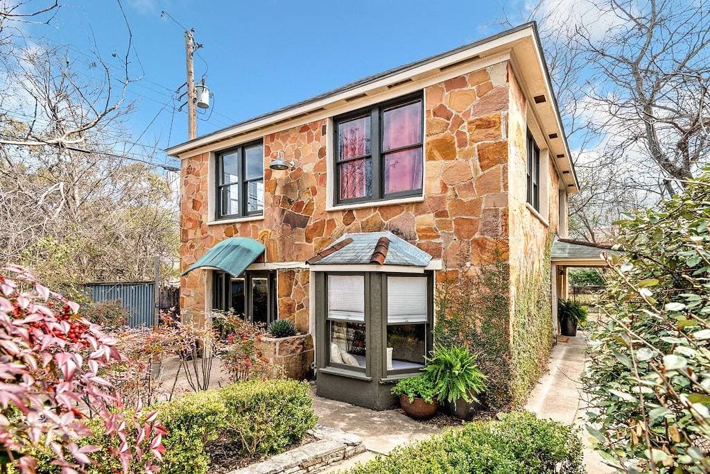 Cozy Studio Minutes From Barton springs and Downtown 1