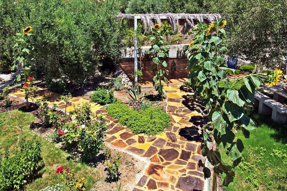Foto 7 von 18: \"Kelari\"  300 years old cottage \"Natura cottages\" with sea view  shared garden