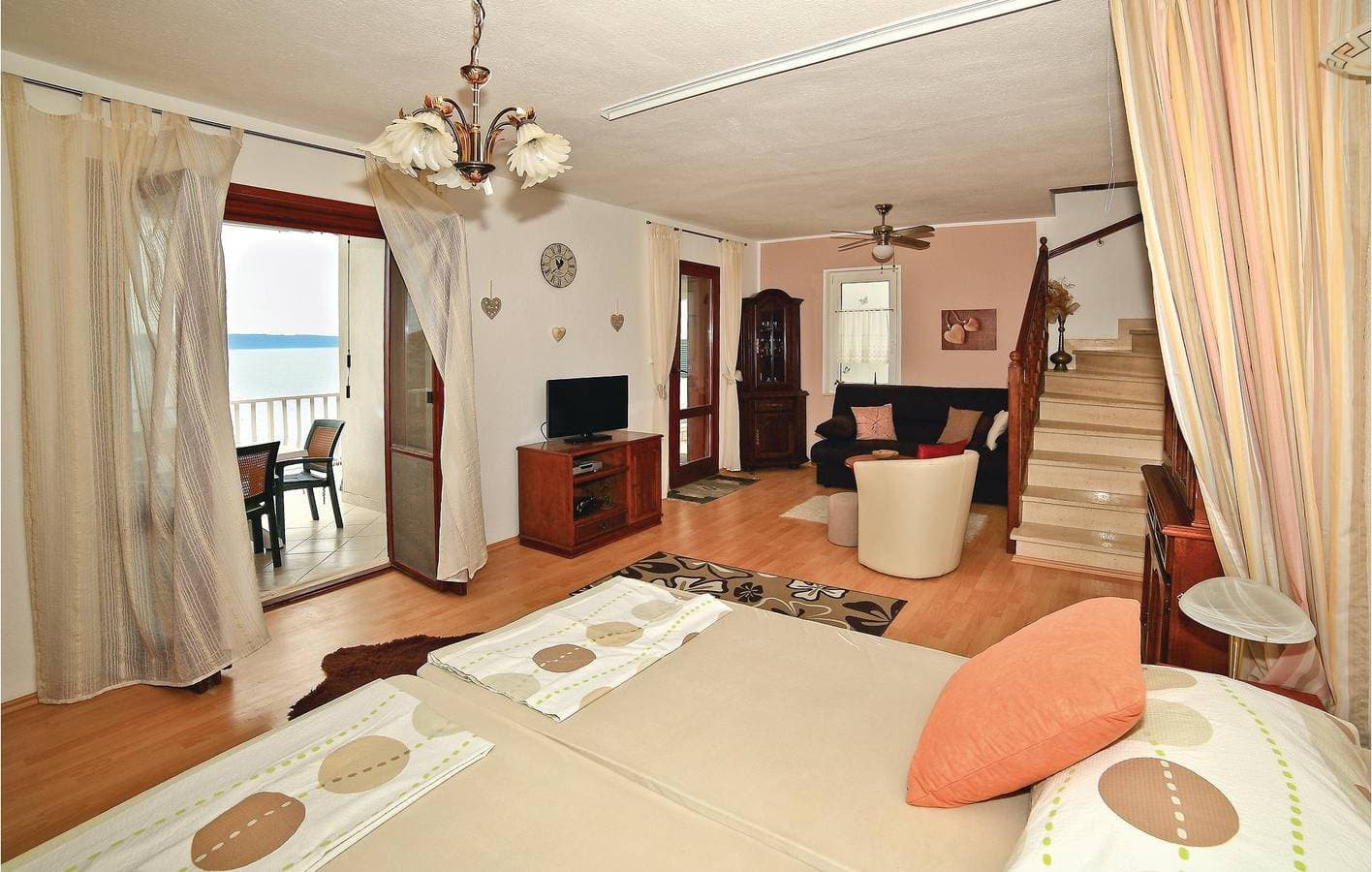 Foto 8 von 19: Gemütliche Ferienwohnung mit Terrasse, Parkplatz und WLAN in der Nähe des Strandes Uvala Bočići