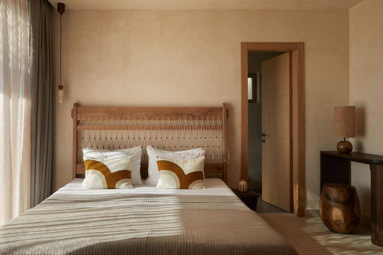 Foto 2 von 13: Stylish Suite with Jacuzzi & Access to Shared Heated Pool (Upper Floor)