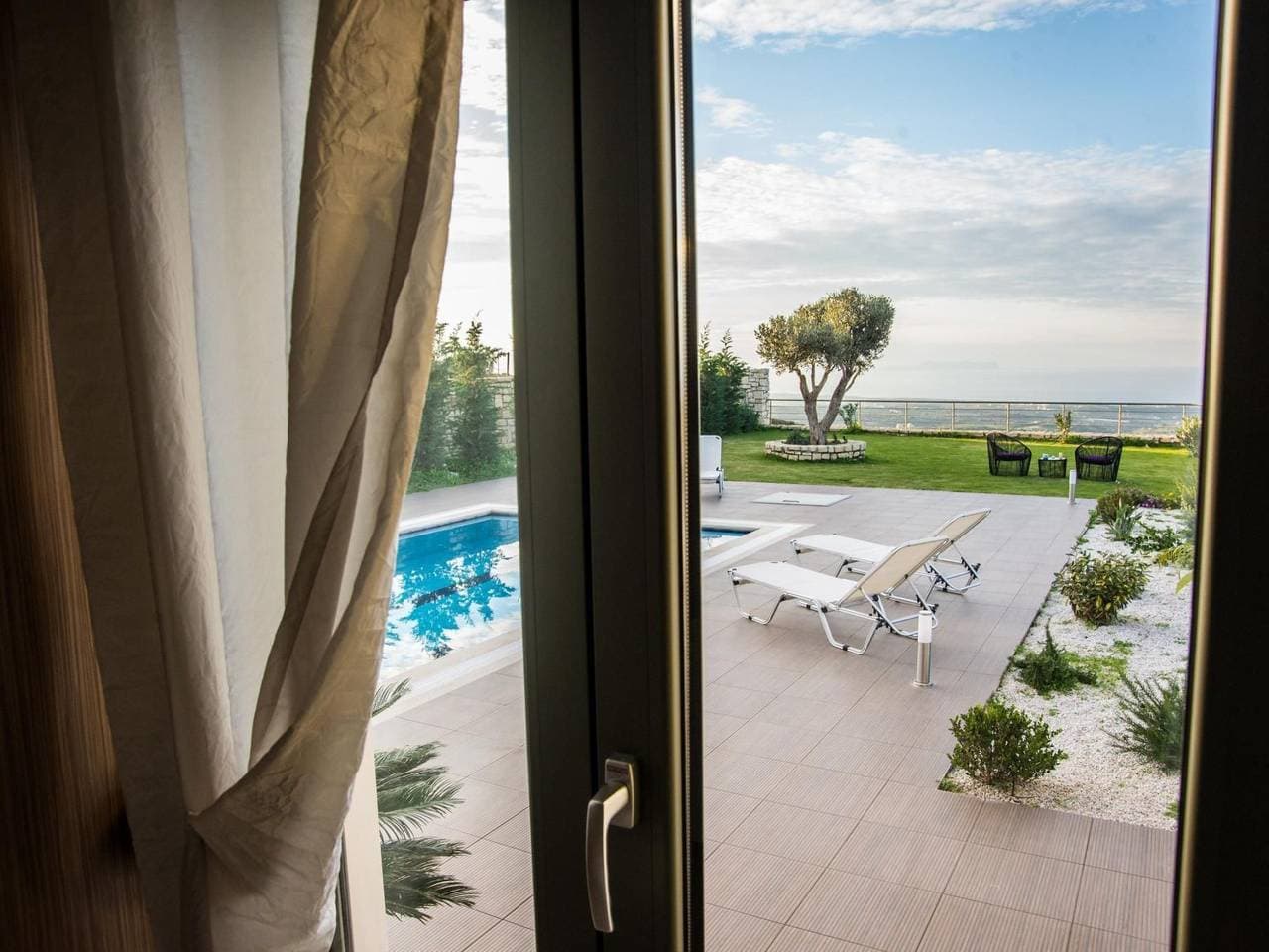 Familienvilla mit Panoramapool und Panoramablick 1