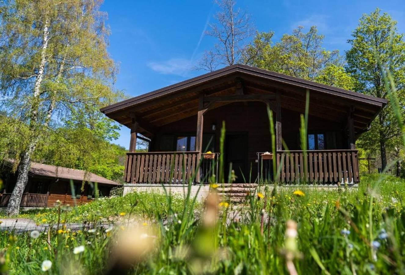 Foto 13 von 28: Chalet 'Mirtillo' – Villaggio Anemone mit Bergblick und privater Terrasse