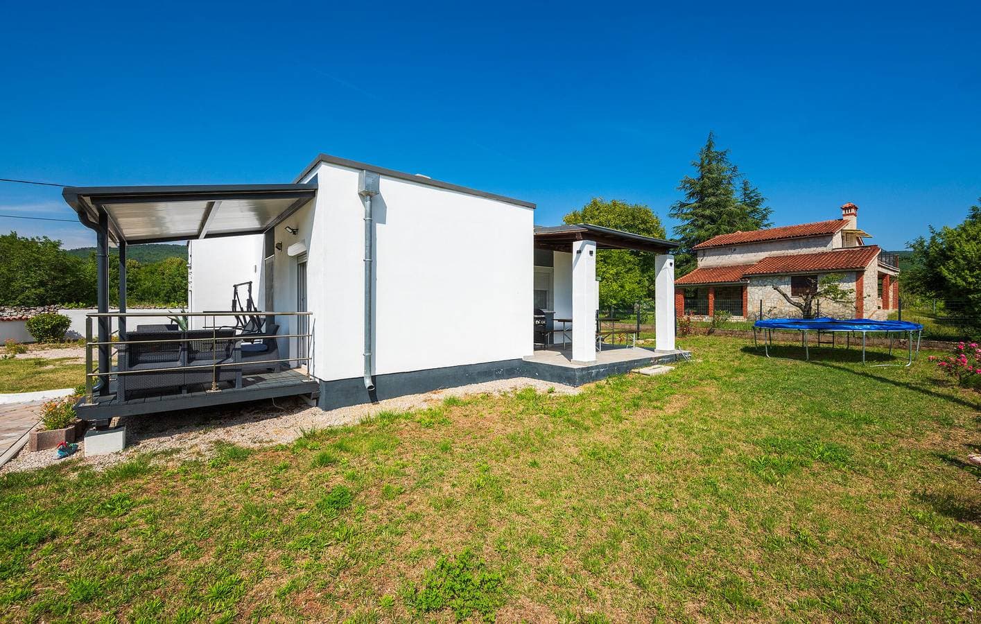 Foto 4 von 35: Geräumige 2-Zimmer-Wohnung mit Terrasse, Parkplatz und WLAN in Küstennähe
