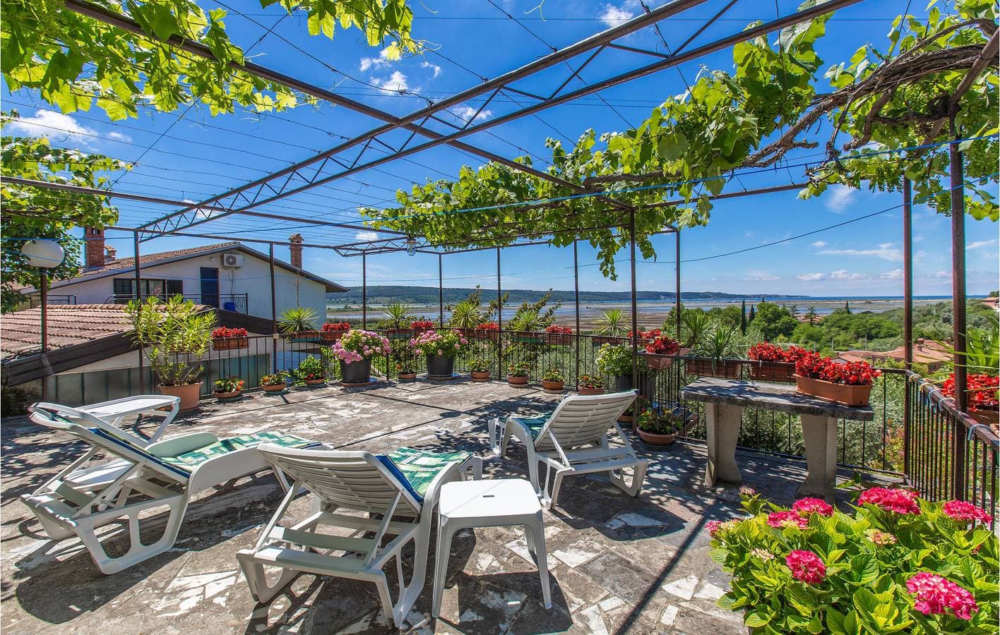 Foto 3 von 20: Ferienwohnung für 5 Personen mit Terrasse