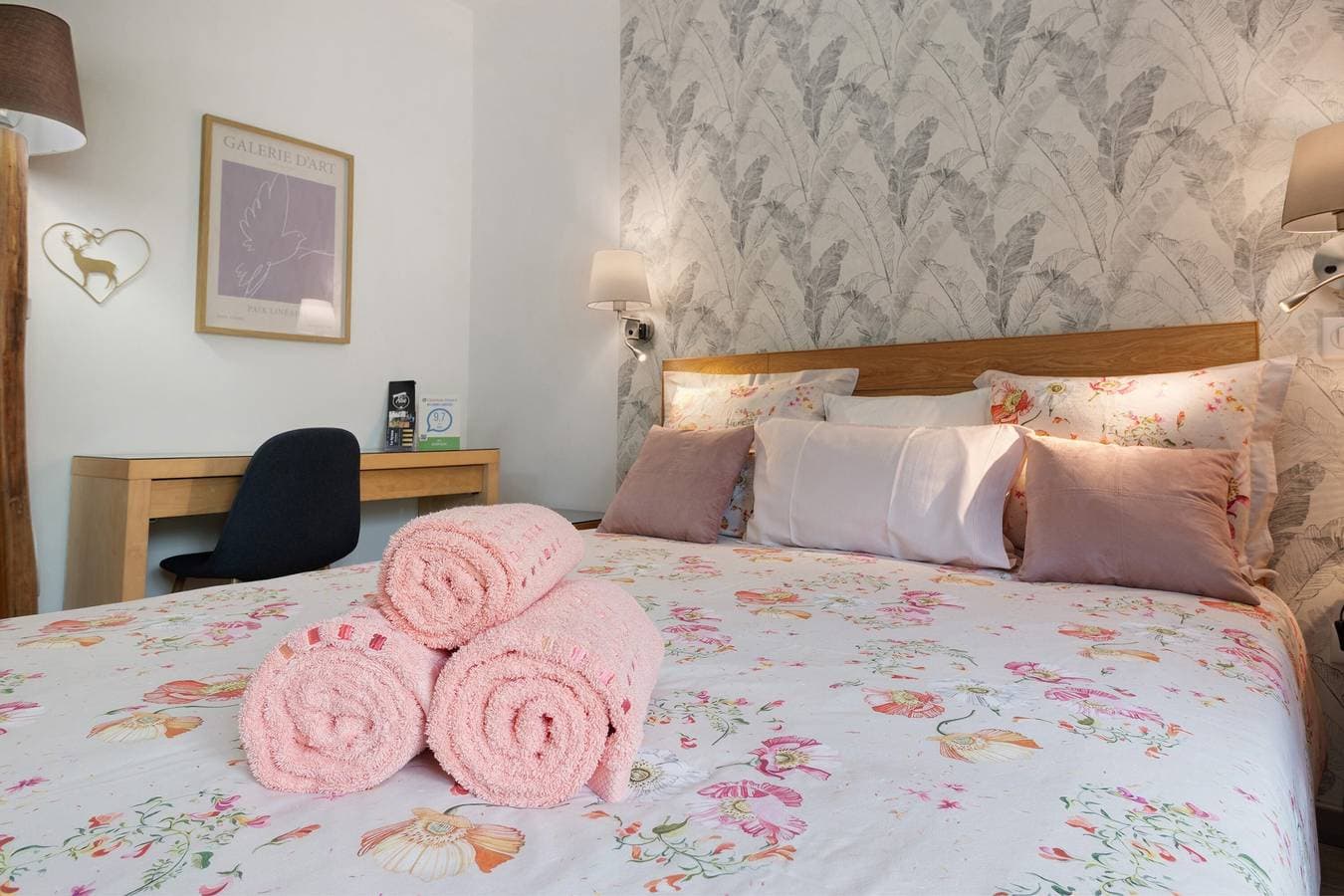 Foto 12 von 24: Gästezimmer „Au Cerf Blanc Suite Parentale“ mit Bergblick, WLAN und Klimaanlage