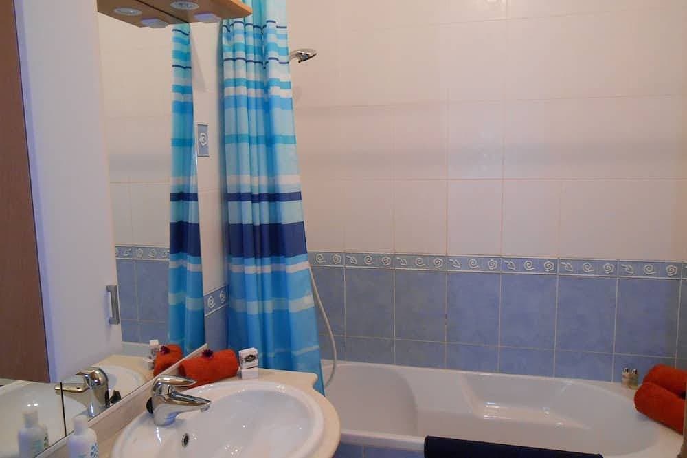 Foto 6 von 21: Geräumige 2 Schlafzimmer Apt mit Air - Con, Swimmingpool, sehr nahe am Strand.
