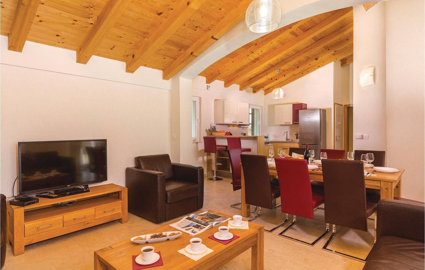 Foto 6 von 46: Geräumige 170 m² große Wohnung mit WLAN, Pool und Terrasse