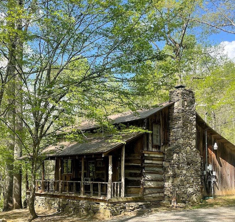 Foto 4 von 15: Cabins In The Pines Unit 2-Covered Porch -  - Charcoal Grill - Wood Fireplace