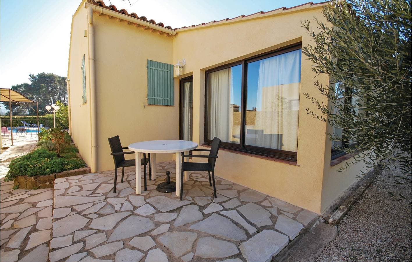 Foto 11 von 16: Poolside Pad: Parkplatz, TV, & Internet - Roquebrune 2.5km