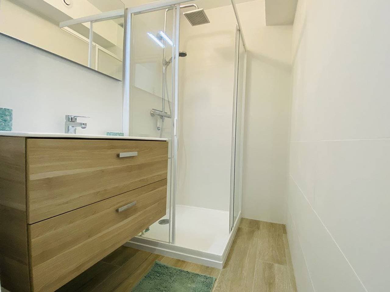 Foto 3 von 17: Gemütliche Ferienwohnung in Strandnähe mit Terrasse – Klimaanlage, Parkplatz, Bettwäsche inkl.