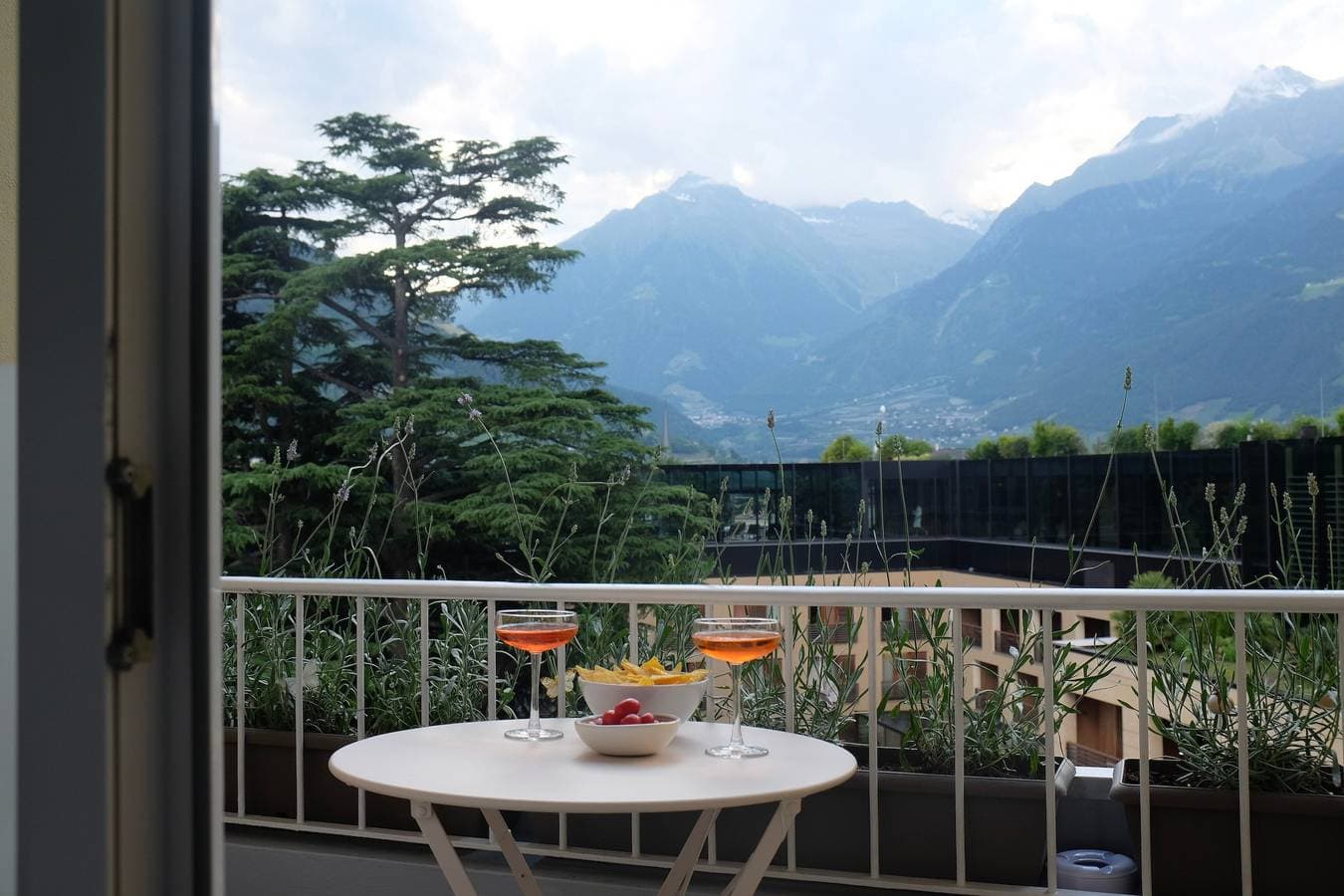Foto 6 von 16: Einzimmerapartment "Nuvola 5th Floor" mit Bergblick, Balkon und WLAN