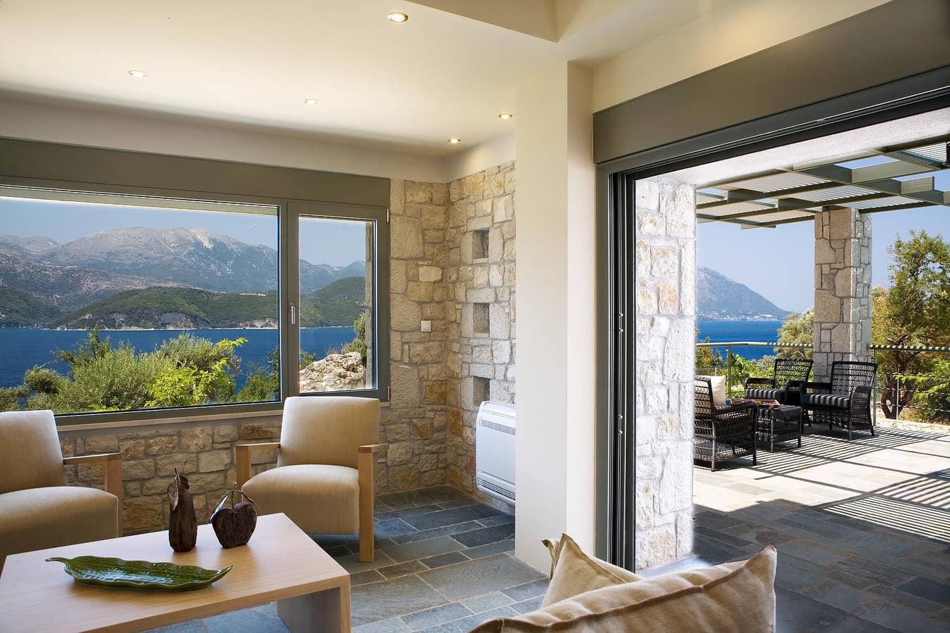 Foto 8 von 29: Stylish Contemporary Villa with Sea Views and Steps to the Water