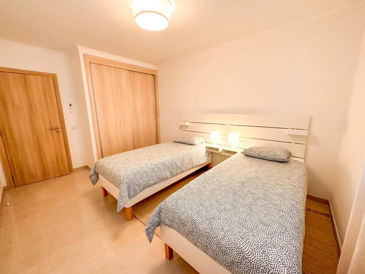 Foto 3 von 37: Two-Bedroom Apartment