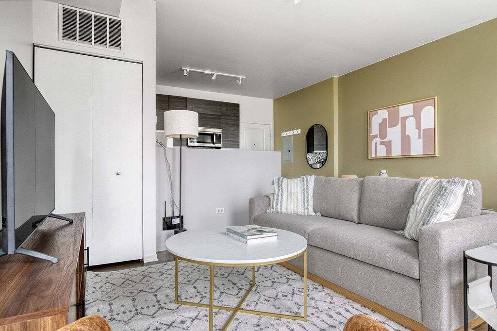Tasteful South Loop 1Br nr L & Grant Park, by Blueground 1
