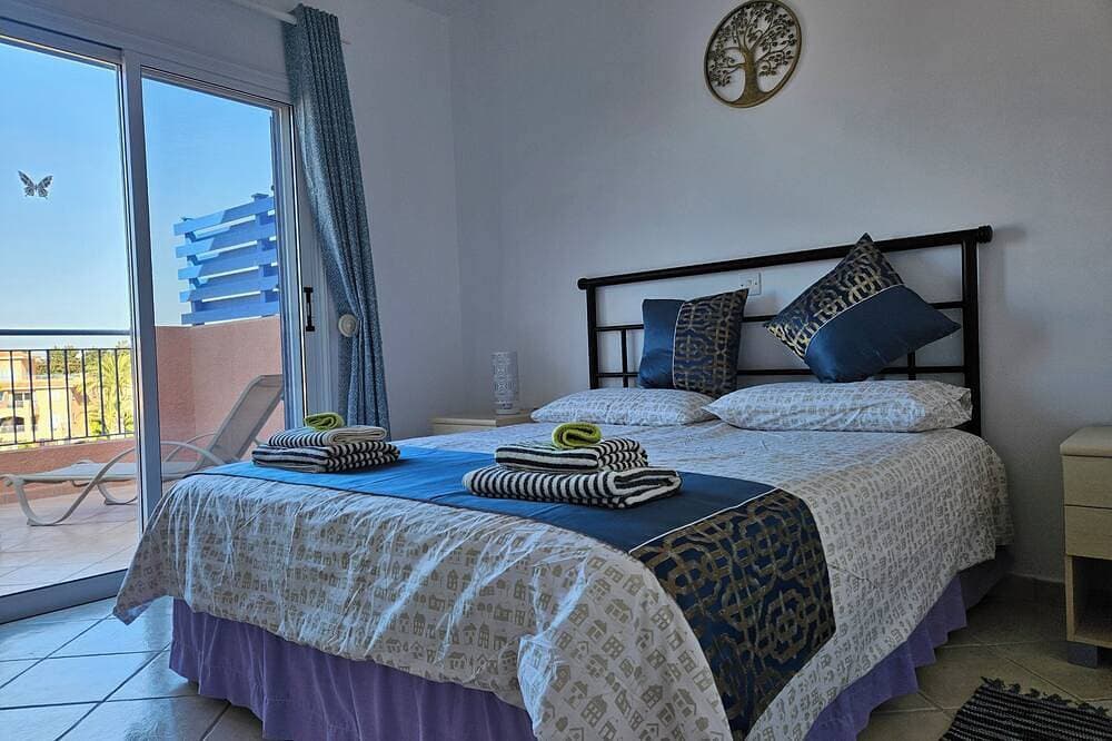 Foto 2 von 26: Luxurious Penthouse with Spacious Terrace in Limnaria Gardens, Paphos
