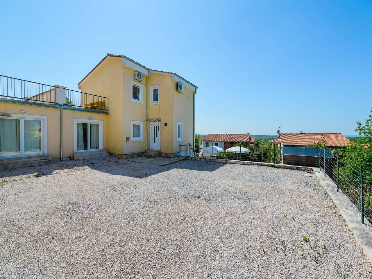 Hübsche Villa mit Aussicht 1