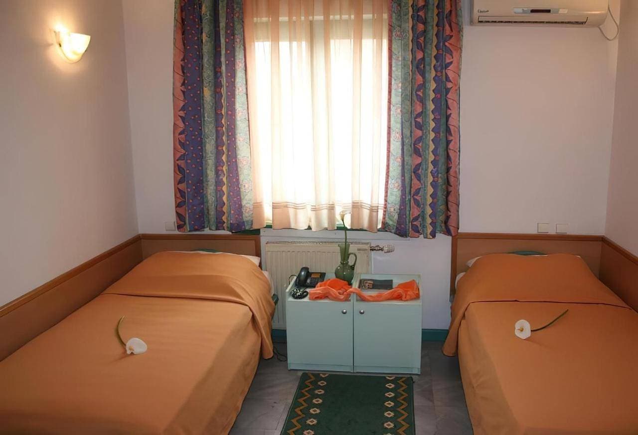 Foto 3 von 9: Triple Room with Private Bathroom