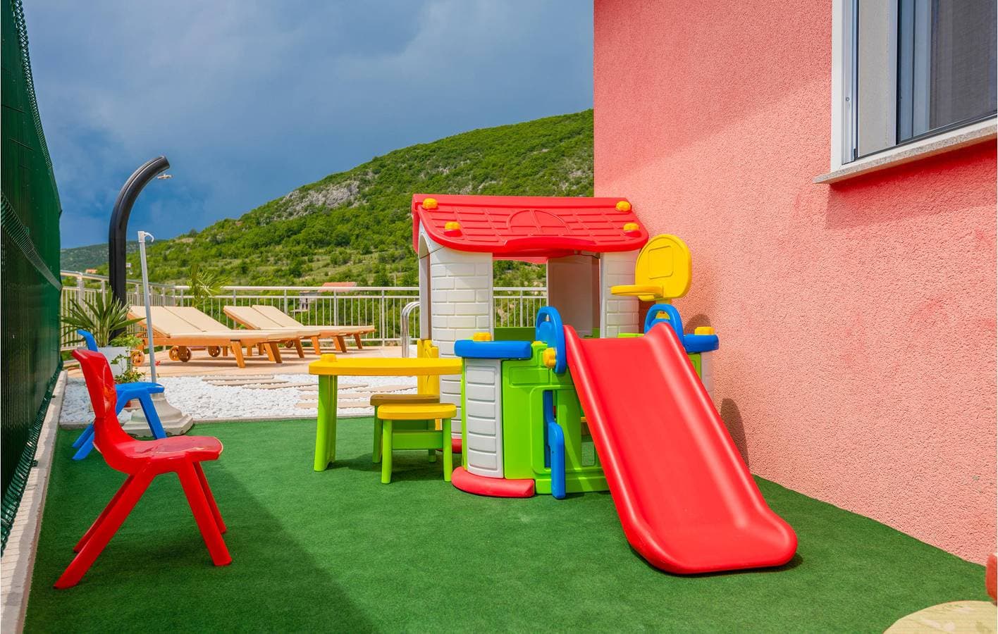 Foto 13 von 34: Moderne 2-Zimmer-Wohnung mit Pool, Terrasse und WLAN in der Nähe des Flusses Ričina
