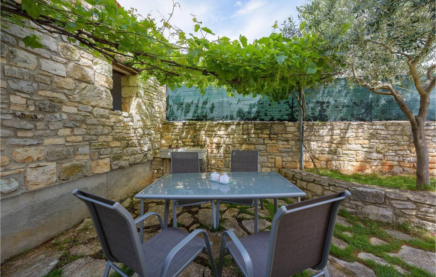 Foto 11 von 31: Geräumige 120 m² große Wohnung mit Terrasse, WLAN und Garage in der Nähe des Zentrums von Anzici
