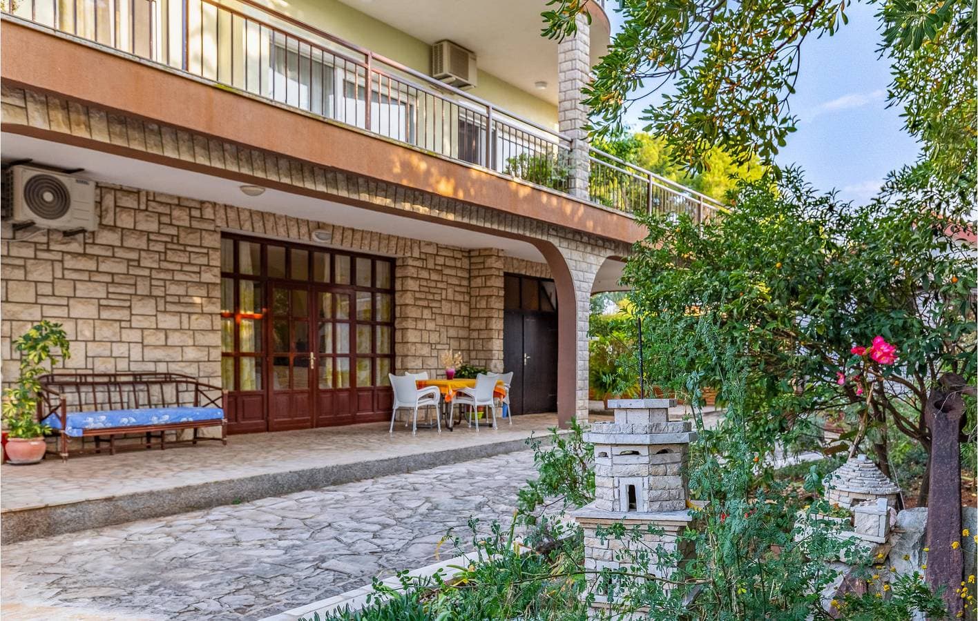 Foto 10 von 23: Gemütliche 1-Zimmer-Wohnung mit Terrasse in der Nähe des Strandes Bijela