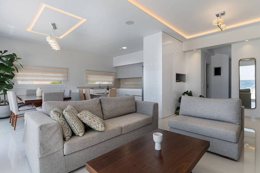Foto 10 von 30: Seafront brand new luxury villa, heating pool -ideal for families, free transfer