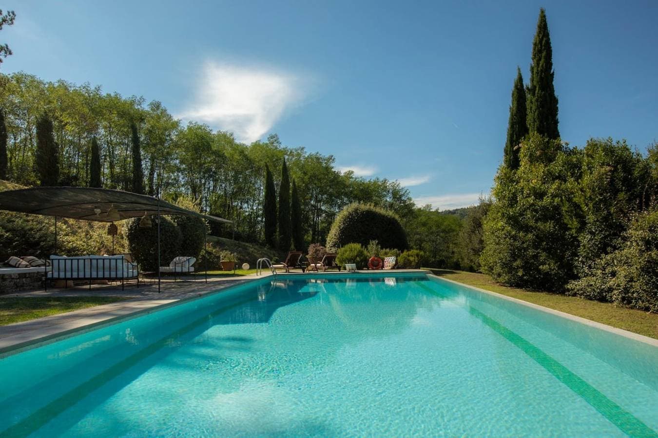 Foto 8 von 34: Villa mit Salzwasserpool, privatem Garten und Park im Mugello