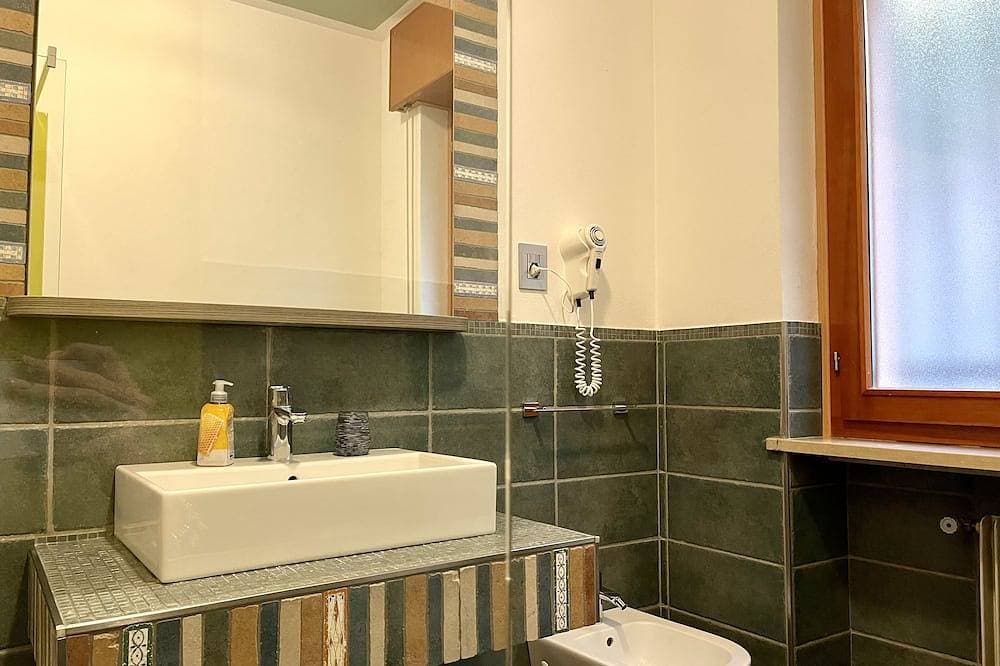 Foto 8 von 27: Große und helle Wohnung, Parkplätze und eine Terrasse mit Seeblick