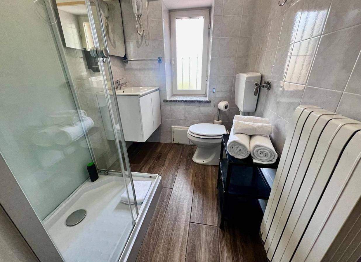 Foto 3 von 12: Twin Room with Private External Bathroom