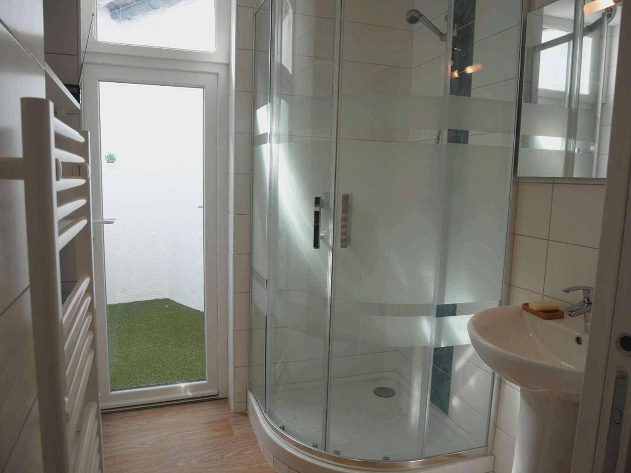 Foto 9 von 18: Maison de ville rénovée à Étel, 3 pièces, 60m², proche port, commerces et plage - Fr-1-479-115