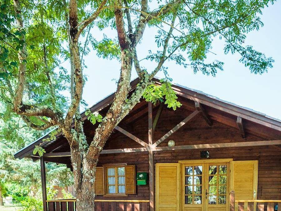 Foto 4 von 45: Les Chalets De Fiolles - Chalet 4 personen - Chalet Pmr Confort - 1 Schlafzimmer - Klimaanlage - TV - BBQ - Reinigung* - 35m2 + überdachte Terrasse von 14m2