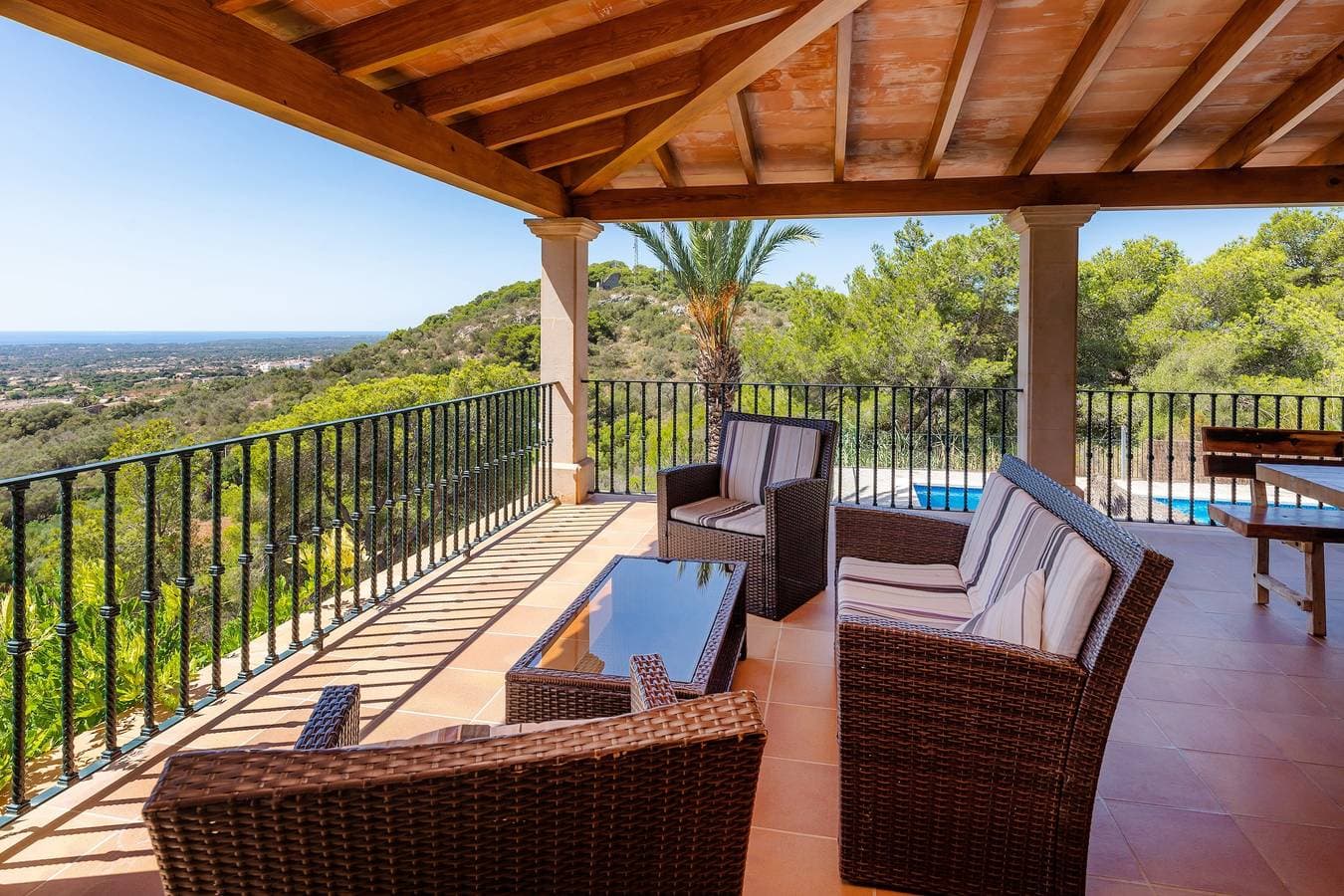 Foto 9 von 31: Villa „Es Puig“ mit Berg- und Meerblick, Balkon, Terrassen, Garten und Pool