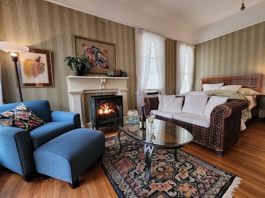 Foto 7 von 18: Private Garden, Jacuzzi Tub, Fireplace, In-Cottage Breakfast & Walking Distance to SoMa Are Just the Beginning!