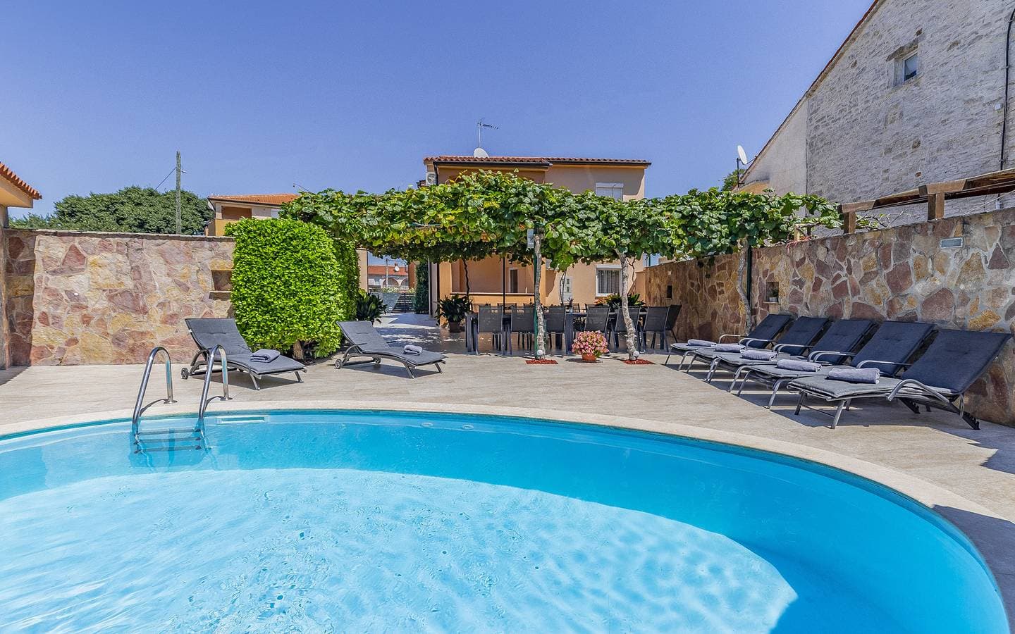 Foto 7 von 57: Villa für 13 Personen mit Pool