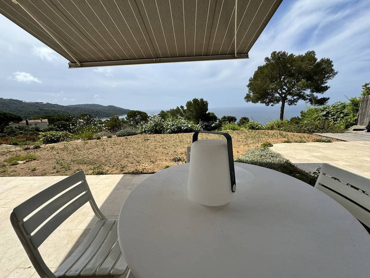 Foto 3 von 28: Renovierte Villa nahe Gigaro-Strand, Meerblick, Terrasse
