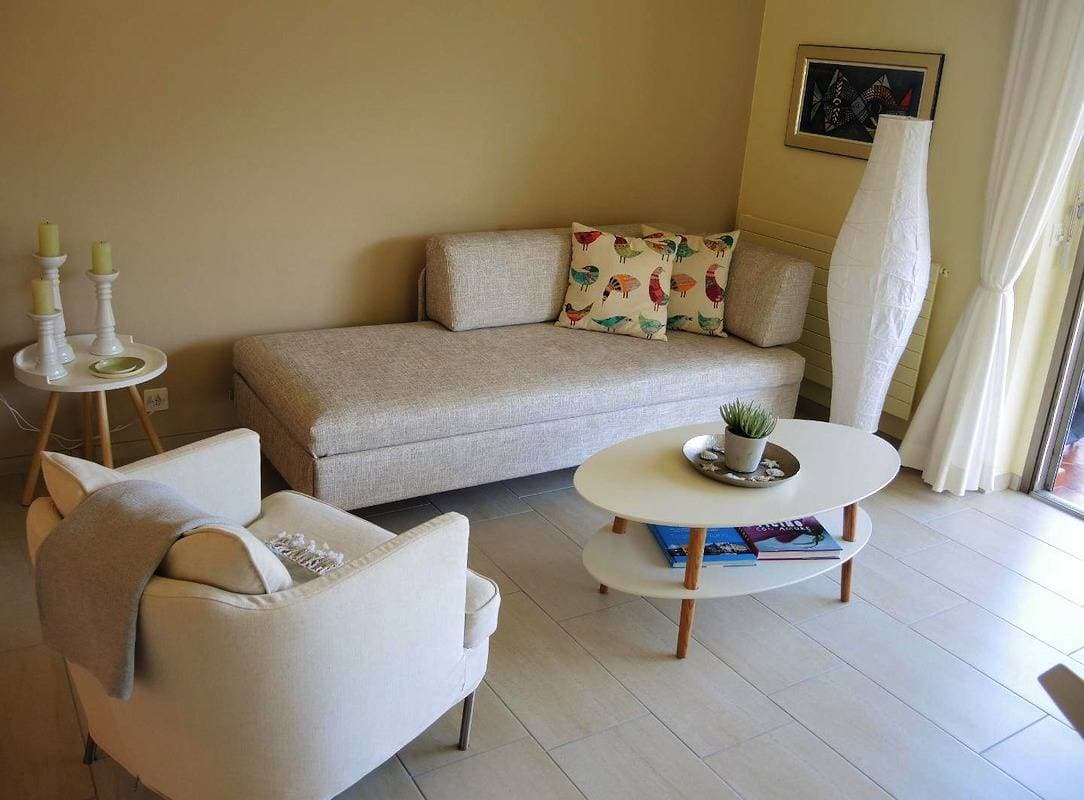 Foto 5 von 44: Ferienwohnung am Ufer des Lago Maggiore, grosse Terrasse mit Seeblick und Seezugang