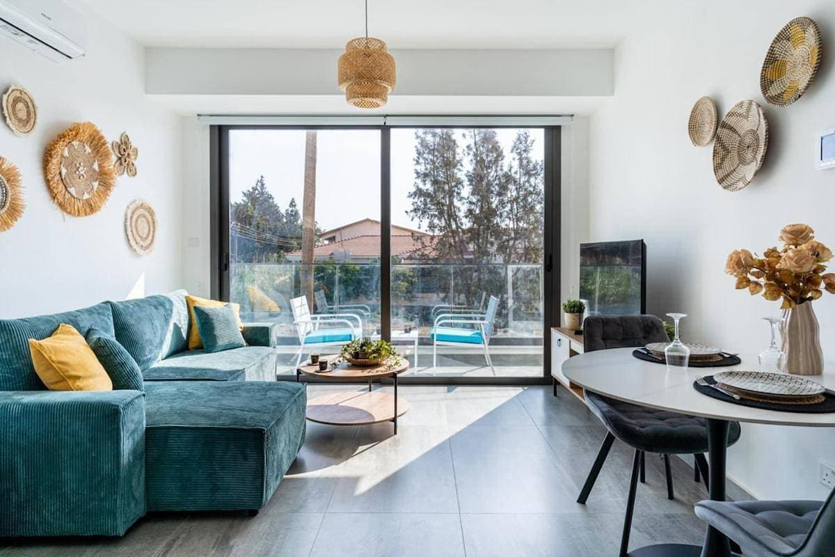 Azoria - Stylish 1-BR Apartment & Balcony in Kiti 1