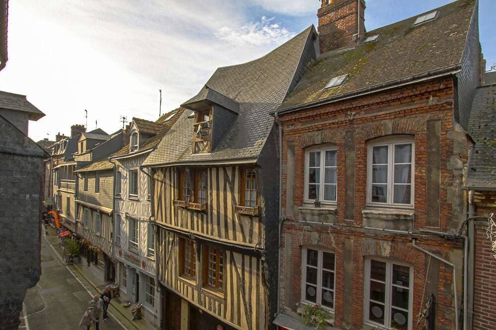 Foto 5 von 6: Stylish studio w/ large comfortable bed at the heart of Old Honfleur - Studio La Tortue ★★★★