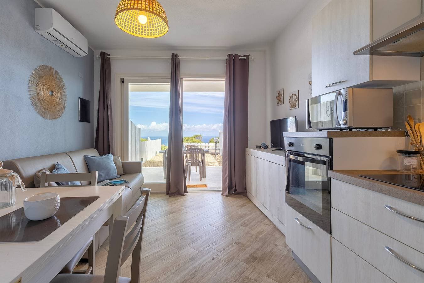 Foto 4 von 28: Ferienwohnung 'Sea View Isola Rossa Apartment' mit Meerblick, WLAN und Klimaanlage