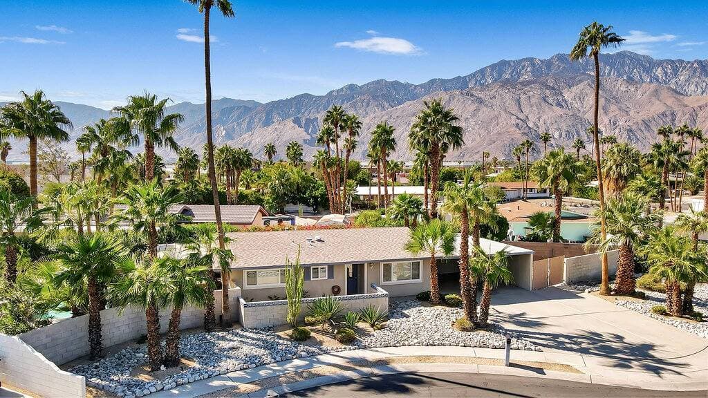 Foto 13 von 26: Palm Springs Home mit eigenem Salzwasserpool und Spa